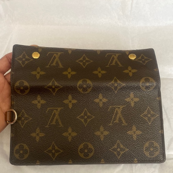 Authentic Louis Vuitton Monogram Accordion Clutch/Wristlet With Goldtone Chain! - Picture 4 of 17